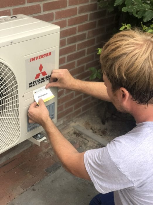Sticker NHkoeltechniek op airco plaatsen