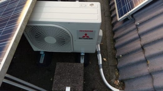 Airco onder de zonnepanelen zodat hij uit het zicht staat